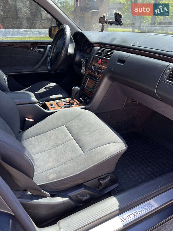 Седан Mercedes-Benz E-Class 2000 в Запоріжжі