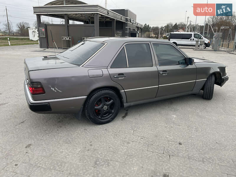 Седан Mercedes-Benz E-Class 1992 в Львове