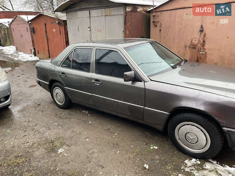 Седан Mercedes-Benz E-Class 1992 в Львове