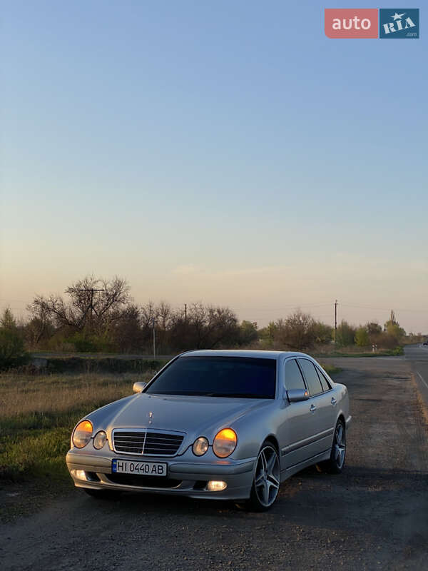Седан Mercedes-Benz E-Class 2000 в Семенівці