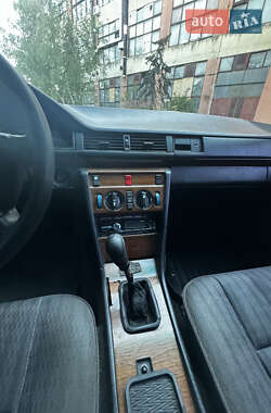 Седан Mercedes-Benz E-Class 1990 в 