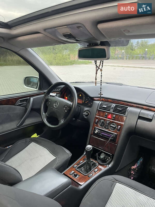 Седан Mercedes-Benz E-Class 2001 в Дрогобичі