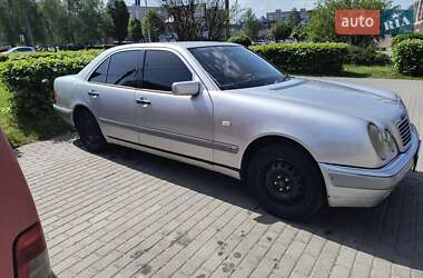 Седан Mercedes-Benz E-Class 1995 в 