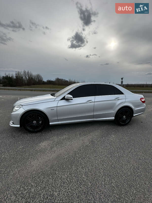 Седан Mercedes-Benz E-Class 2010 в Бучачі
