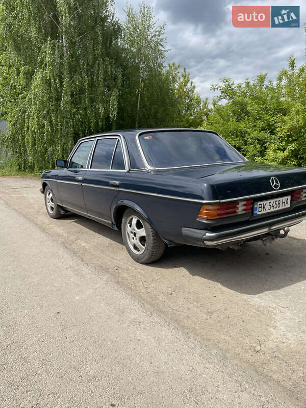 Седан Mercedes-Benz E-Class 1983 в Рівному
