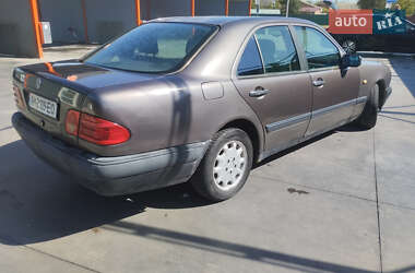 Седан Mercedes-Benz E-Class 1995 в 