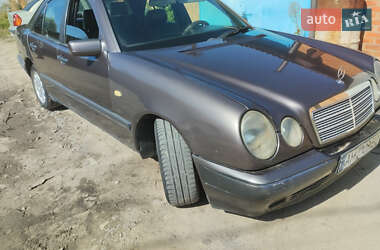 Седан Mercedes-Benz E-Class 1995 в 