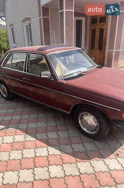 Седан Mercedes-Benz E-Class 1982 в 