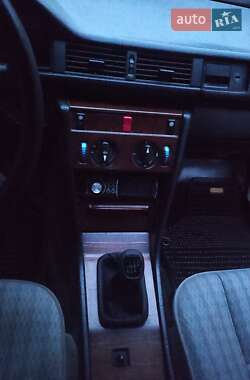 Седан Mercedes-Benz E-Class 1988 в 