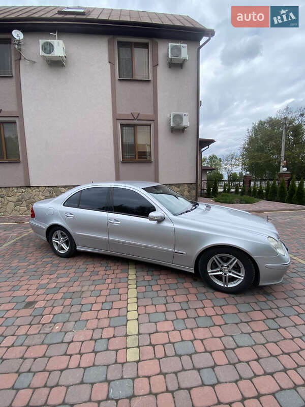 Седан Mercedes-Benz E-Class 2005 в Вараші