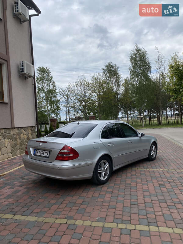 Седан Mercedes-Benz E-Class 2005 в Вараші
