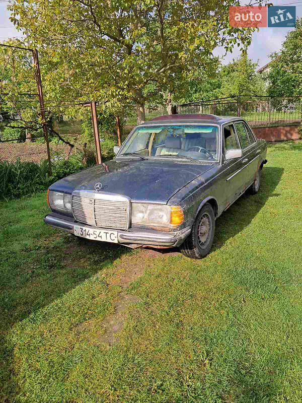 Седан Mercedes-Benz E-Class 1981 в 