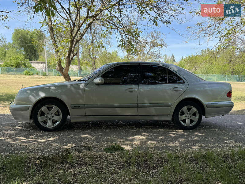 Седан Mercedes-Benz E-Class 2001 в Запоріжжі