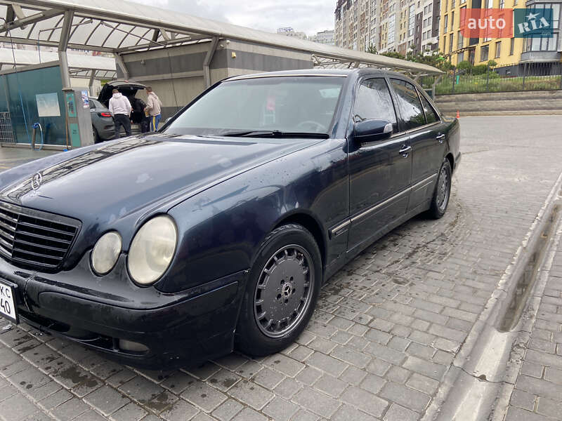 Седан Mercedes-Benz E-Class 2001 в Южном