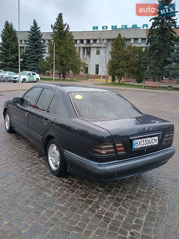 Седан Mercedes-Benz E-Class 2000 в 
