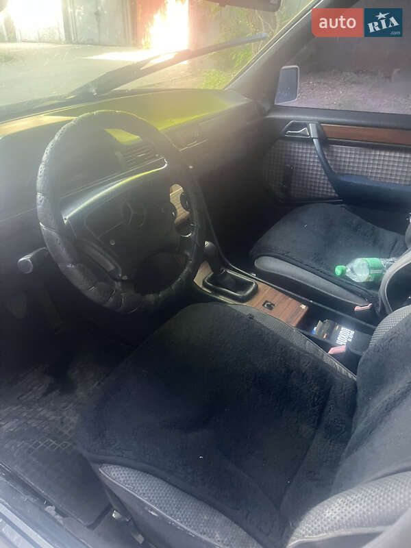 Седан Mercedes-Benz E-Class 1993 в Чернівцях