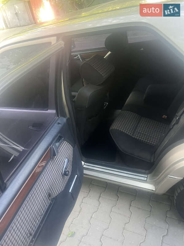 Седан Mercedes-Benz E-Class 1993 в Чернівцях
