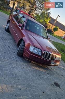 Седан Mercedes-Benz E-Class 1995 в Львове