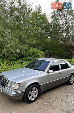 Седан Mercedes-Benz E-Class 1990 в Косове