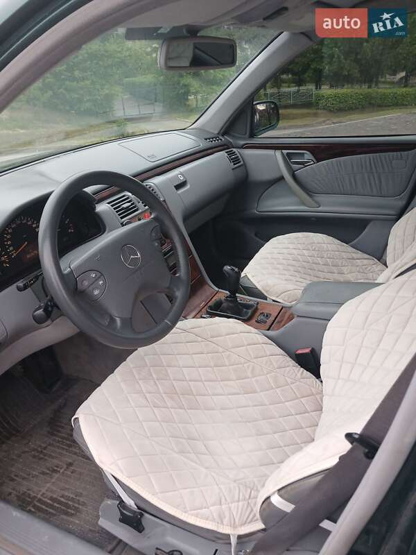 Седан Mercedes-Benz E-Class 2000 в Кременце