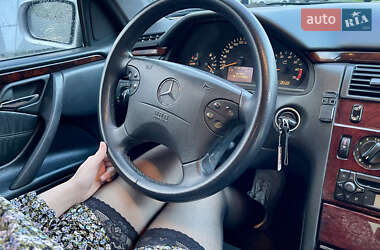 Седан Mercedes-Benz E-Class 2001 в Чернівцях
