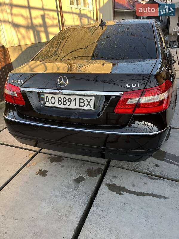 Седан Mercedes-Benz E-Class 2011 в Виноградові