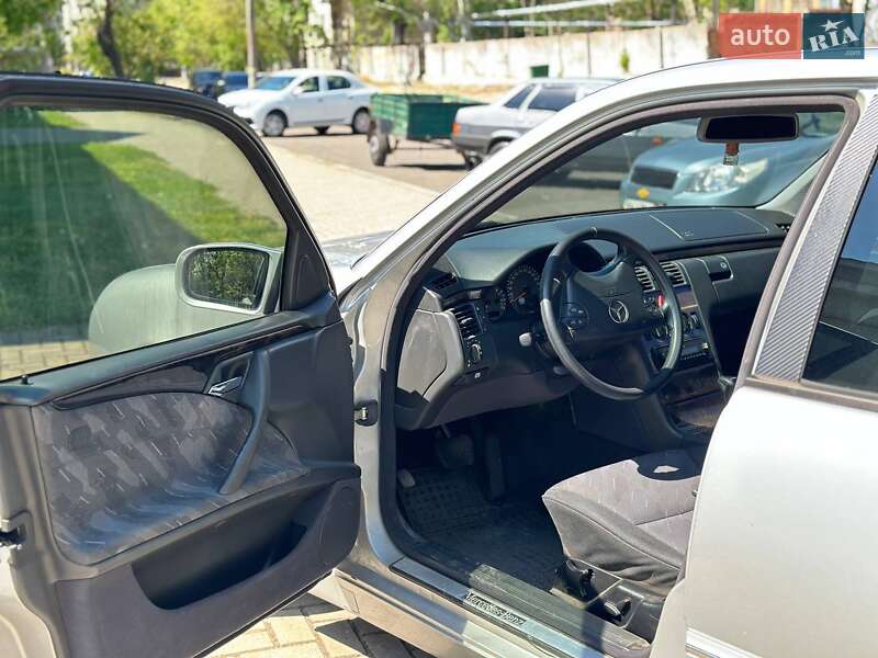 Седан Mercedes-Benz E-Class 2002 в Николаеве