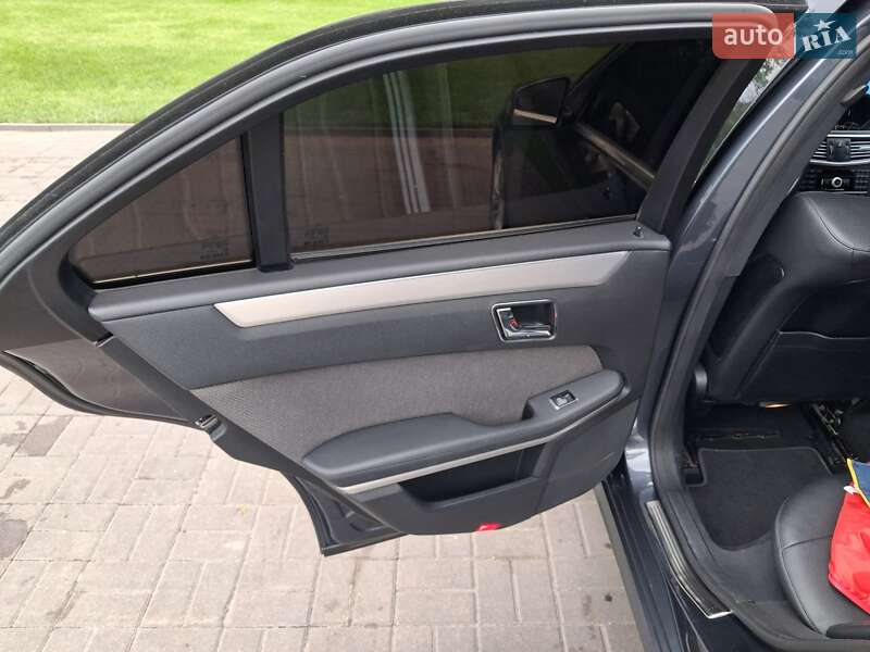 Седан Mercedes-Benz E-Class 2011 в Києві