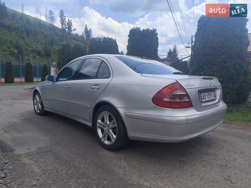 Седан Mercedes-Benz E-Class 2006 в Воловце