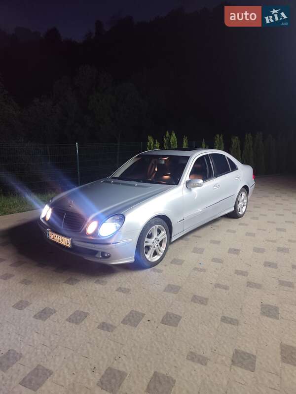 Седан Mercedes-Benz E-Class 2006 в Воловце
