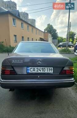 Седан Mercedes-Benz E-Class 1992 в 