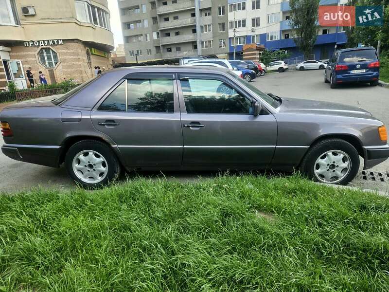 Седан Mercedes-Benz E-Class 1992 в Киеве