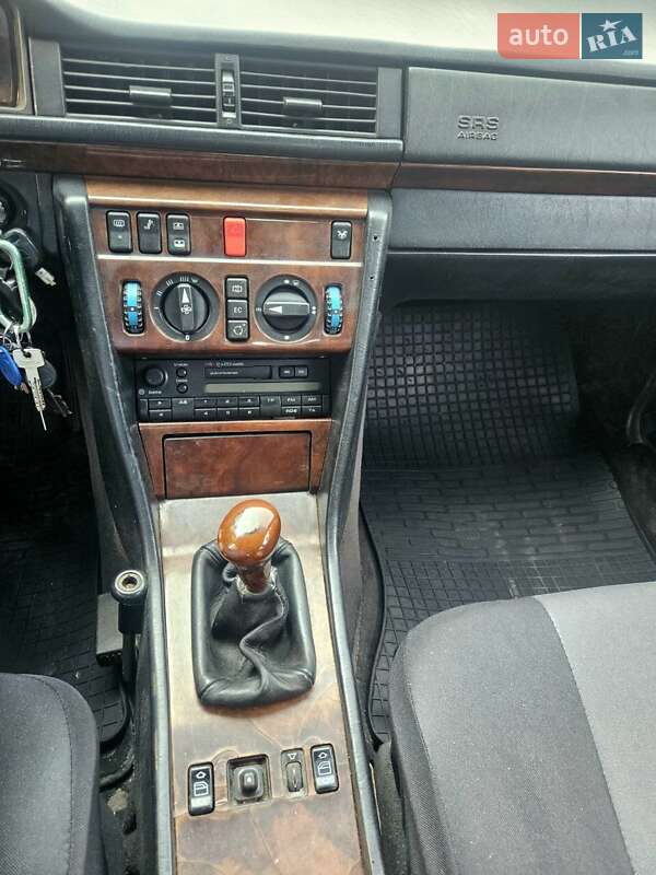 Седан Mercedes-Benz E-Class 1992 в Киеве