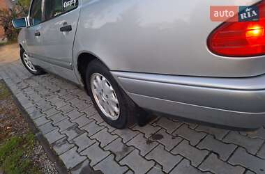 Седан Mercedes-Benz E-Class 2000 в 