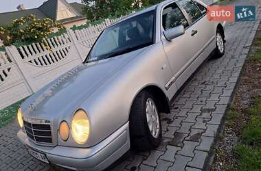 Седан Mercedes-Benz E-Class 2000 в 