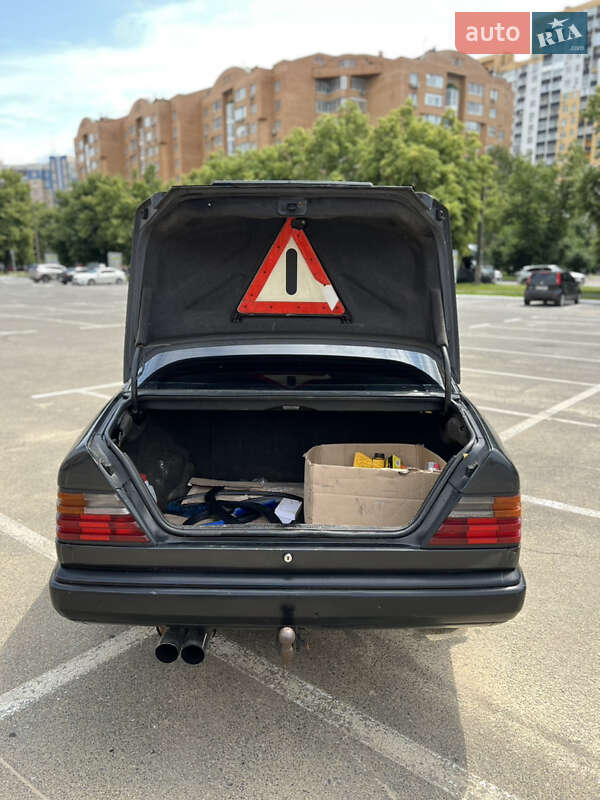 Седан Mercedes-Benz E-Class 1989 в Зарічному