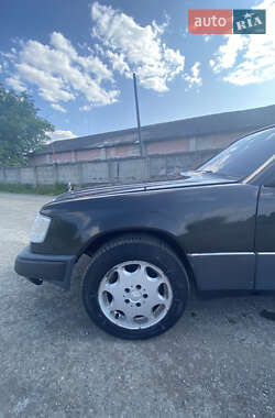 Седан Mercedes-Benz E-Class 1993 в 