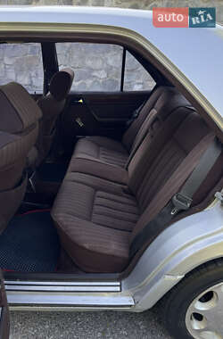 Седан Mercedes-Benz E-Class 1990 в 
