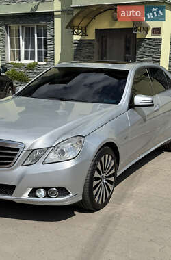Седан Mercedes-Benz E-Class 2011 в Львове