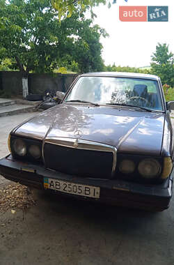 Седан Mercedes-Benz E-Class 1977 в 