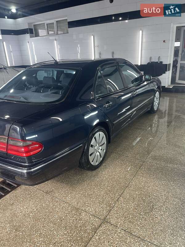 Седан Mercedes-Benz E-Class 2000 в Харькове