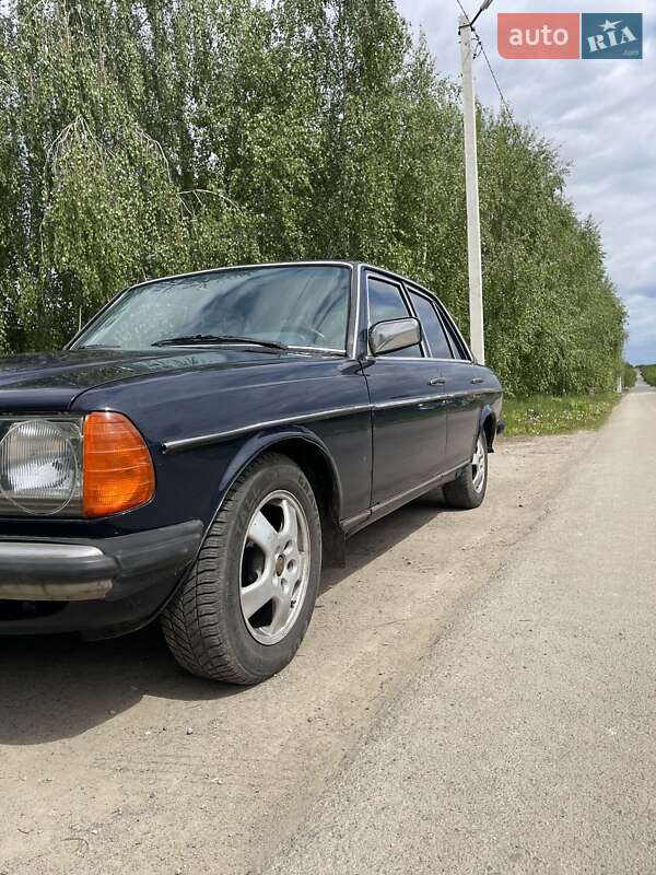 Седан Mercedes-Benz E-Class 1983 в Ровно