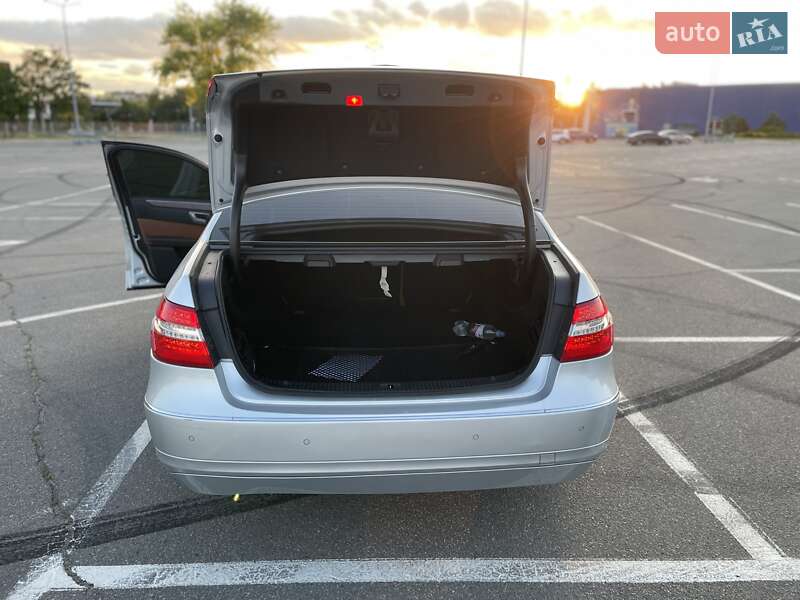 Седан Mercedes-Benz E-Class 2012 в Дніпрі