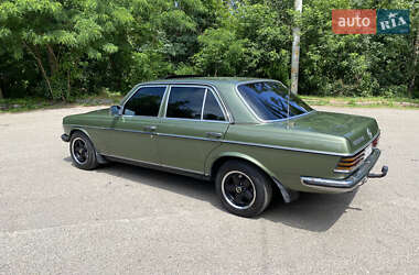 Седан Mercedes-Benz E-Class 1980 в 