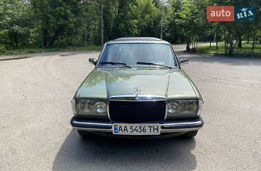 Седан Mercedes-Benz E-Class 1980 в 
