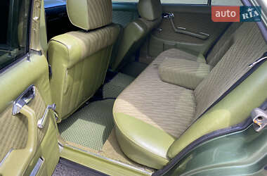 Седан Mercedes-Benz E-Class 1980 в 