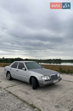 Седан Mercedes-Benz E-Class 1993 в 