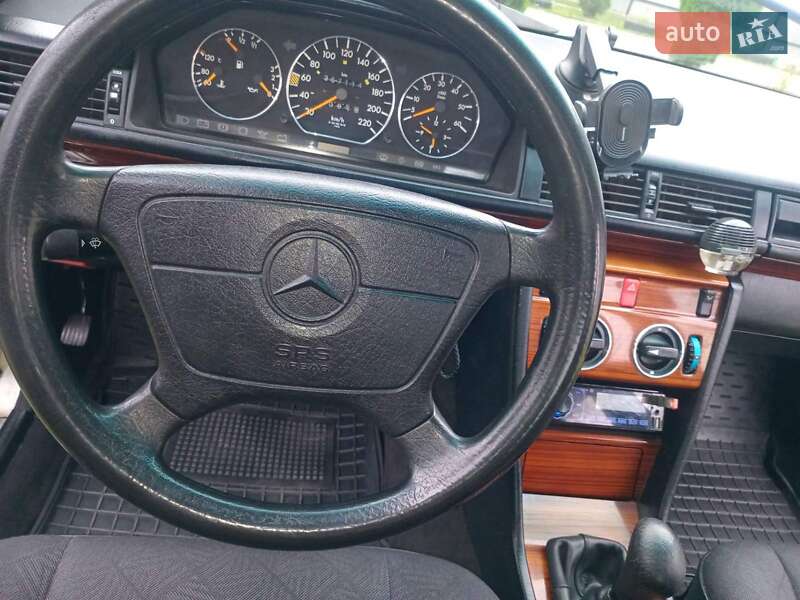 Седан Mercedes-Benz E-Class 1993 в Золочеві