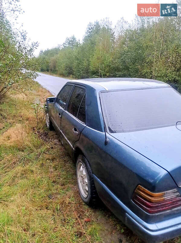 Седан Mercedes-Benz E-Class 1988 в Полонному