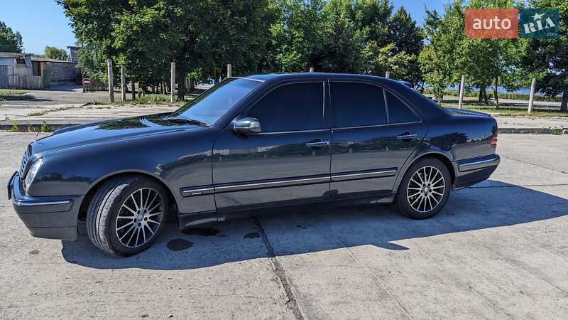Седан Mercedes-Benz E-Class 2000 в Києві